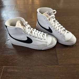 Nike Women's Blazer Mid 77 Shoes-Size 8